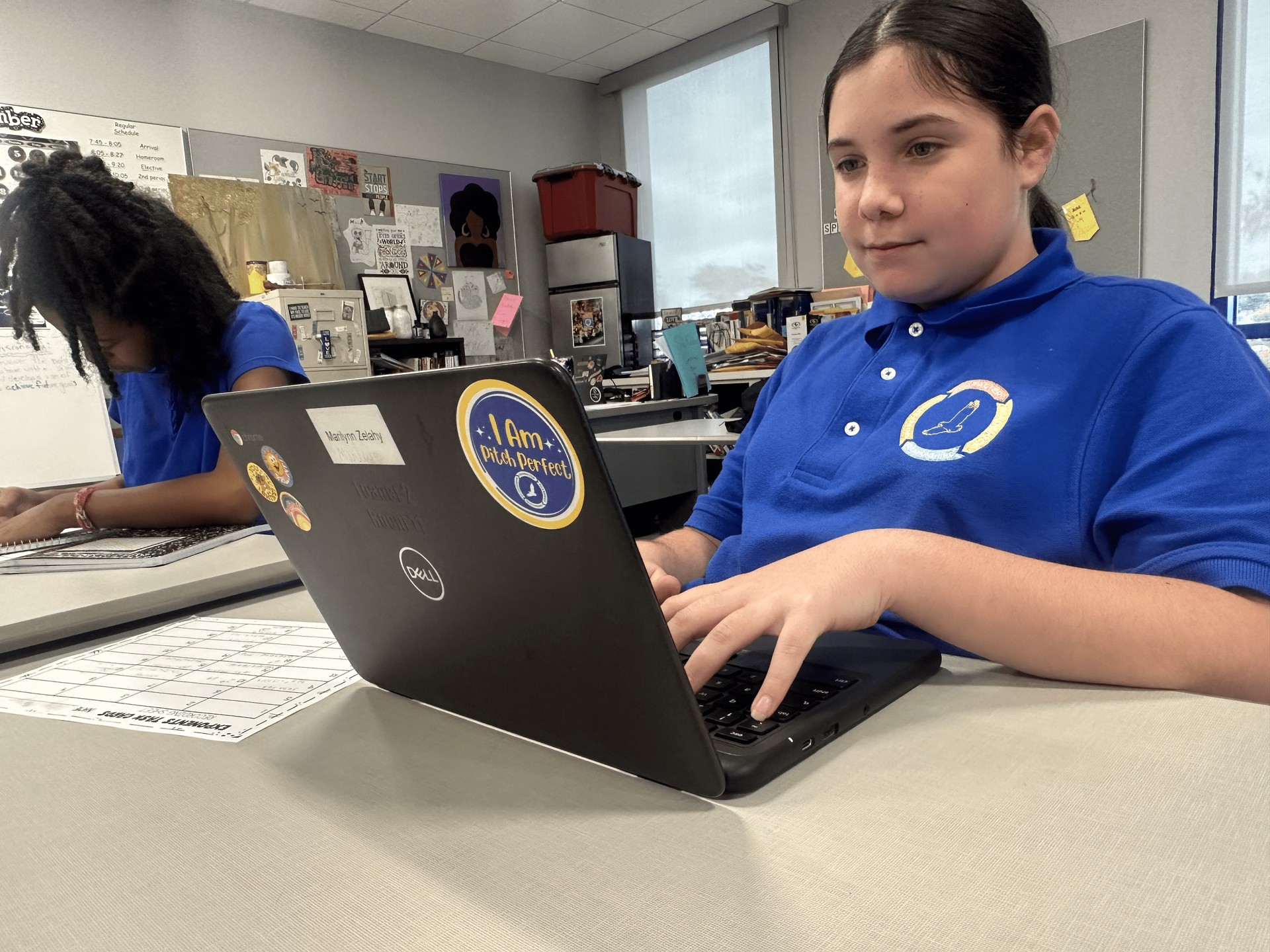 Estudiantes de Penn Hills Charter School of Entrepreneurship trabajando en computadoras portátiles en clase